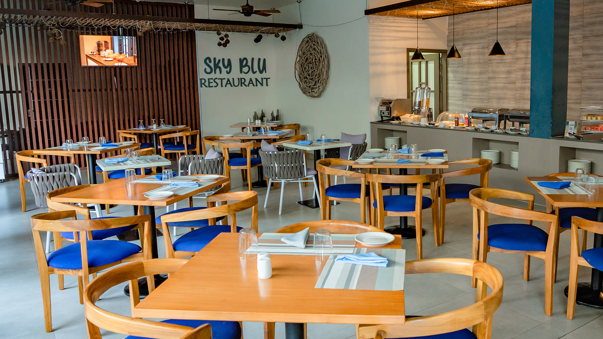 Sky Beach Dhiffushi restaurant 2